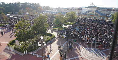 【最新】ディズニー開園待ち徹底ガイド！実際の開園時間は何時？何時から並ぶべき？入園の流れも解説