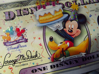日本にはない「ディズニーダラー」とは？種類やデザインを大公開！