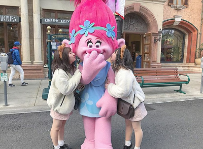 「トロールズ」のポピーとグリーティング／USJ
