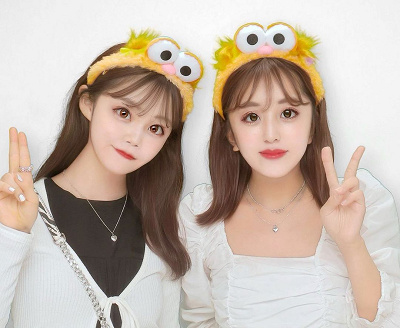 明るい色のカチューシャがシンプルなコーデによく映える定番のテーマパークコーデ!