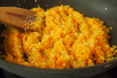 野菜をフライパンに入れ、炒める