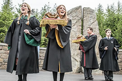 ワンド・スタディの公演場所となっているUSJ「ウィザーディング・ワールド・オブ・ハリー・ポッター」エリア内の奥の岩がそびえ立つ野外ステージ