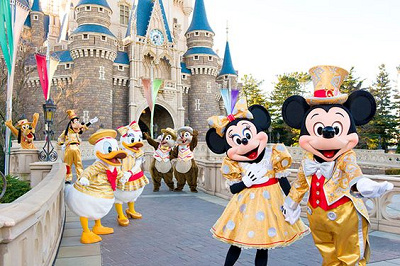 2016年度の式典では東京ディズニーランド30周年のゴールドの衣装をまとったキャラクターたちがお祝いに来てくれました