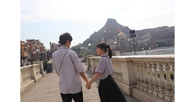 後ろ姿の手つなぎポーズ