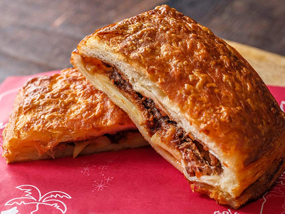 ビーフシチューデニッシュ（マカロニチーズ入り）