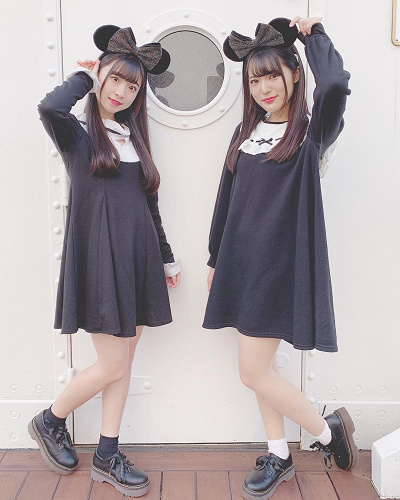 黒ワンピ×カラードットカチューシャ