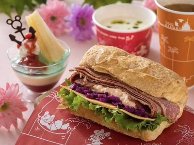 シェフのおすすめメニュー パストラミビーフサンド(クリーミーキノコソース&チーズ)