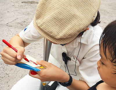 子供の対応をするキャスト