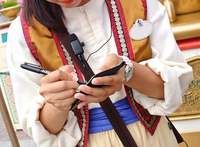 バースデーシールを書くキャストさん