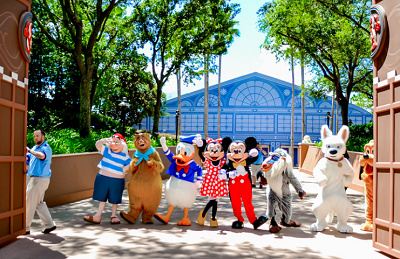 ゲートから出てくるキャラクターたち