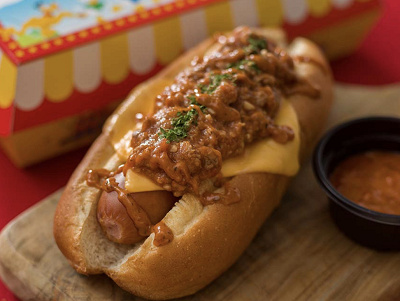 おすすめの秋ディズニーフード：チーズドック（ミートソース）＋スパイシーハリッサソース