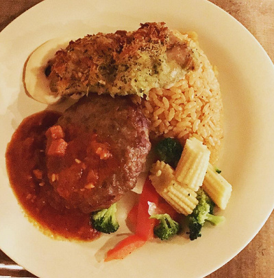 シェフのおすすめセット ¥1,580(デミグラスソースハンバーグ、ベーコン、ソーセージ、ライス添え)