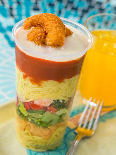 エビとサラダの冷やし麺(トマトソース)