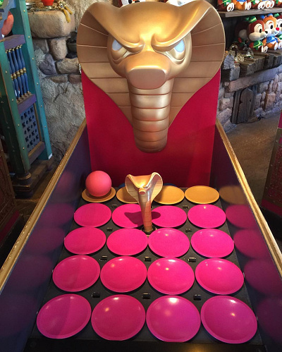 コブラの顔がなんだか怖いようなかわいいような・・・