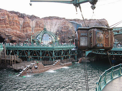 アトラクションの混雑状況を考えてエリア移動を!