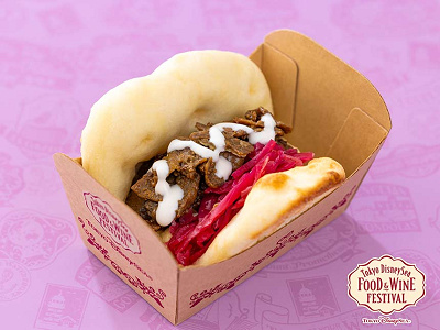 カリー香るビーフのナンサンド、フムスとヨーグルトソース（ハウス こくまろカレー使用）