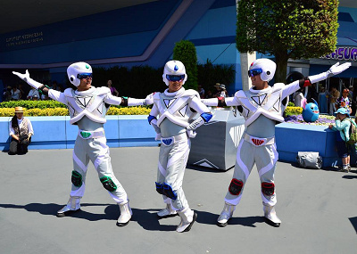 ロボット宇宙飛行士と仲良くダンスしよう♪