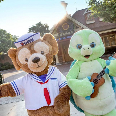 上海ディズニーランドのダッフィーとオル・メル