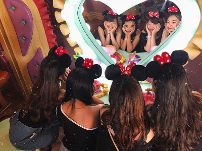 みんなでハートの鏡にINポーズ