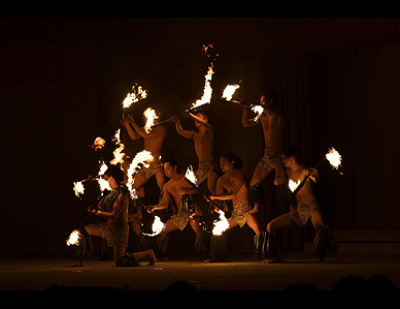 ファイヤーナイフダンスを踊るダンスチーム「シバオラ」