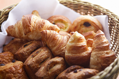 朝食ブッフェで人気の焼きたてパン