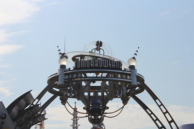 トゥモローランドからワールドバザールまではすぐ！