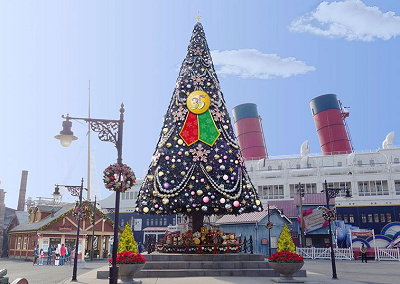 S.S.コロンビア号前の巨大クリスマスツリー