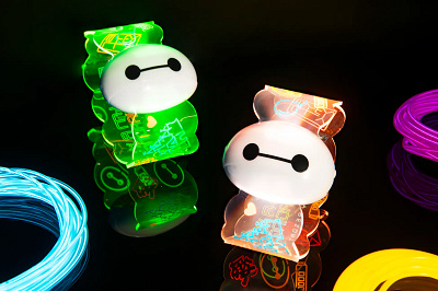 光るバングル（カラフルなネオンとベイマックスがデザインされたグッズ）