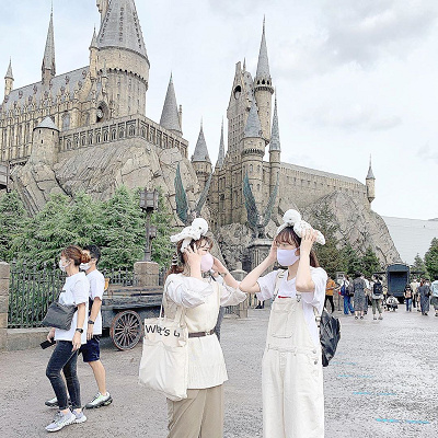 ヘドウィグはやはりホグワーツ城によく似合います。アイボリーホワイトのコーデもぴったり!