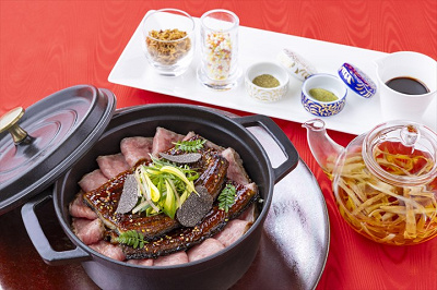 瞬間燻製した鰻の蒲焼きと和牛サーロインのココットご飯 トリュフ香るバニュルスソースとごぼう茶のスープ