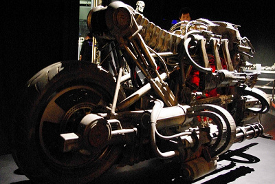 『ターミネーター』で登場するバイクが大ステージを駆け回る!