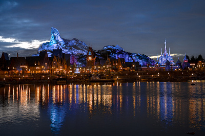 ワールド・オブ・フローズンの夜景
