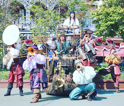 たまにキャプテン・ジャック・スパロウも飛び入り参加?!