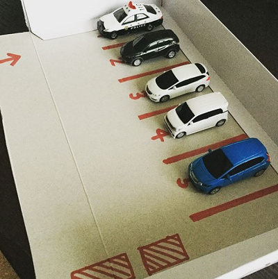 警察車両までお行儀よく駐車しています