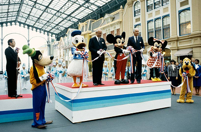 東京ディズニーランド開園日のテープカットの様子