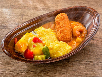 シーフードのオムライス、カニクリームコロッケとトマトクリームソース