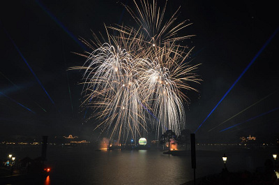 他のパークにない壮大な花火ショー