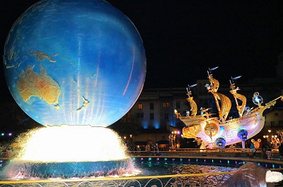 大きな地球儀の前で記念撮影は定番