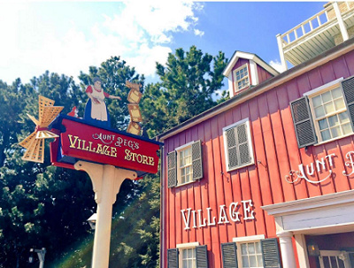 赤い板張りの建物が目立ちます◎