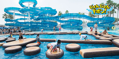 スリル満点の水上アスレチック