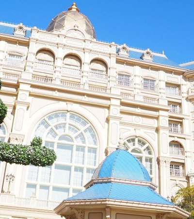 青空に映える東京ディズニーランドホテル