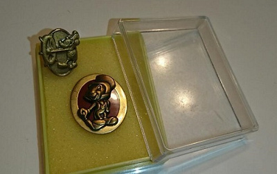 トレーナーピンとサービス・アワードピン（勤続1年ピン）