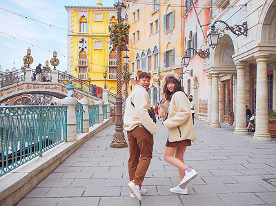 振り向きポーズ