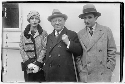 ユニバーサルピクチャーズ創設者のカール・レムリ（中）と妻（左）、息子（右）（アメリカ合衆国議会図書館・印刷物写真部門より）