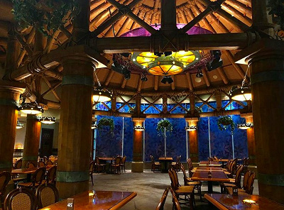 夜のUSJ「ロスト・ワールドレストラン」店内