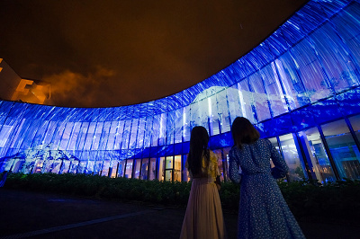 屋外からの様子(屋内からも観覧可)