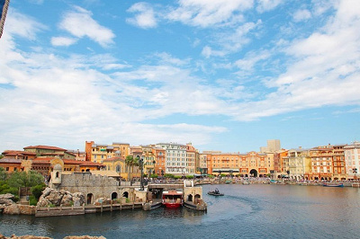 洞窟の入り口から見えるメディテレーニアンハーバーの景色