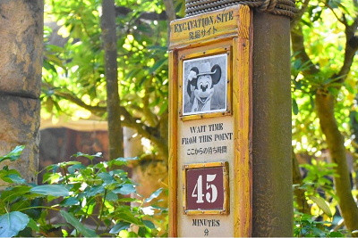 待ち時間表示の看板