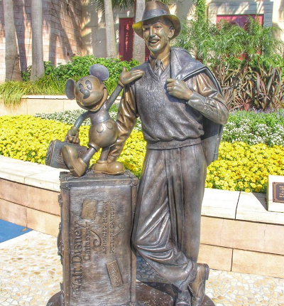 今にも旅に出そうなウォルトとミッキー