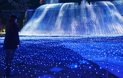 アートガーデンの光の滝